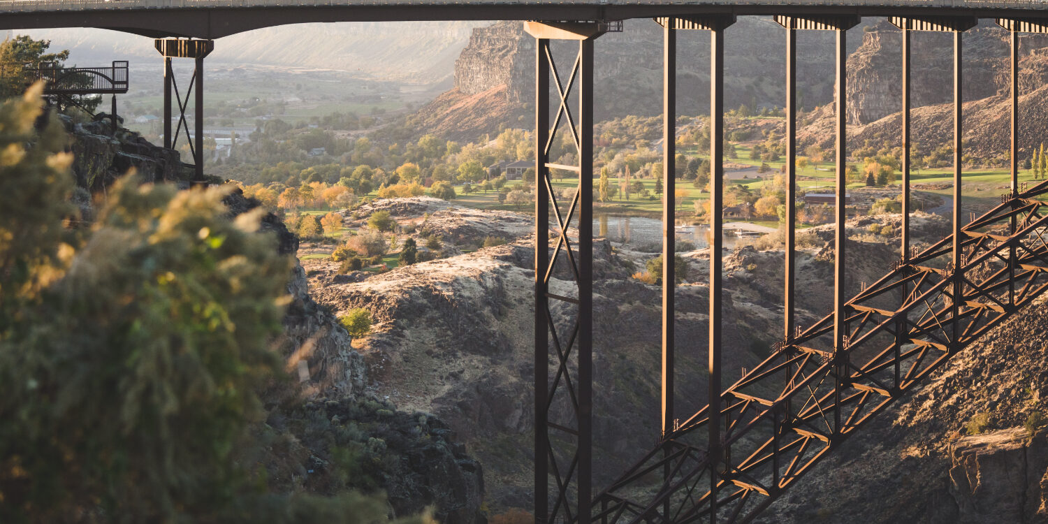 perrine-bridge-snake-river-canyon-twin-falls-idah Perrine Bridge spanning the Snake River Canyon near Twin Falls, Idaho, a scenic stop on a Southern Idaho road trip featuring volcanic canyon landscapes and nature views
