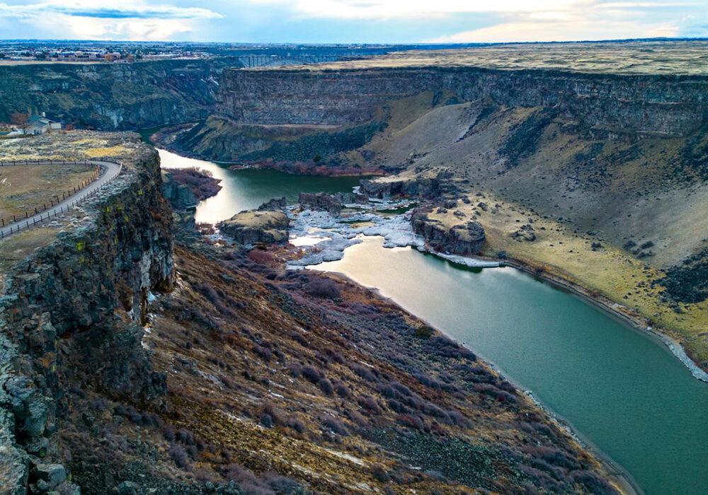 snake-river-canyon-southern-idaho Scenic overlook of the Snake River Canyon in southern Idaho with winding river and basalt canyon cliffs