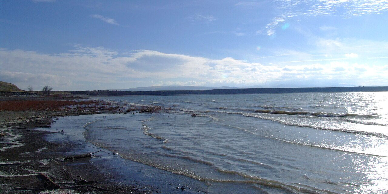 American Falls Reservoir in Idaho with shoreline, gentle waves, and wide open water landscape