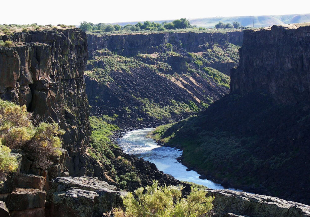 malad-gorge-state-park-idaho Malad Gorge State Park in Idaho featuring a deep canyon with the Snake River flowing through rugged cliffs