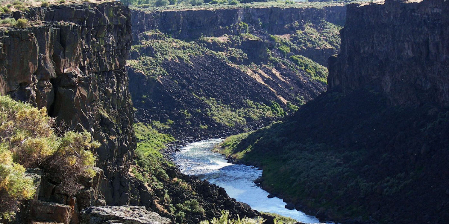 Malad Gorge State Park in Idaho featuring a deep canyon with the Snake River flowing through rugged cliffs